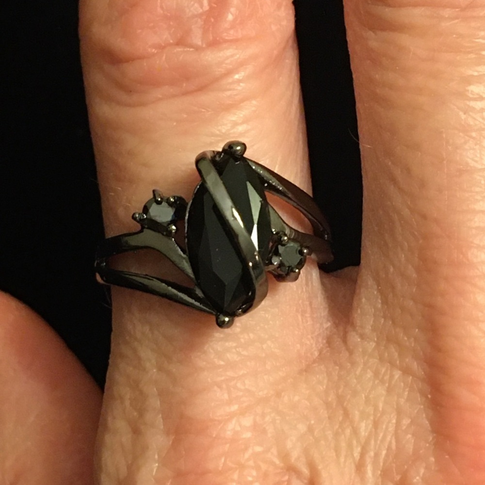 Gunmetal Silver and Black Faux Gemstone Ring - Picture 2 of 9